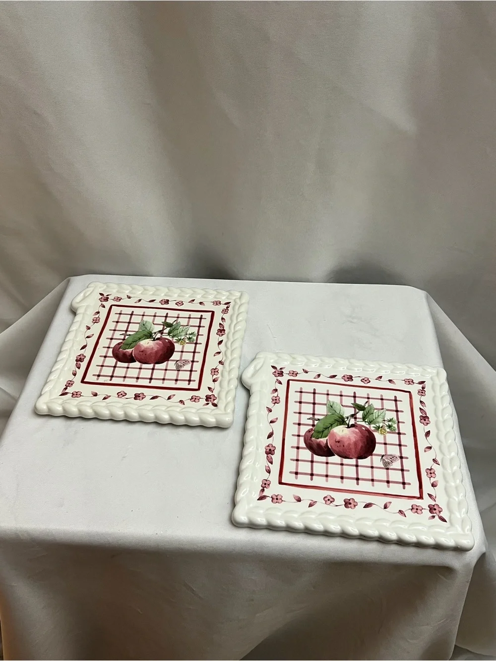 Pfaltzgraff Delicious Apple Trivet Set of 2 Ceramic Hot Plates Kitchen Decor